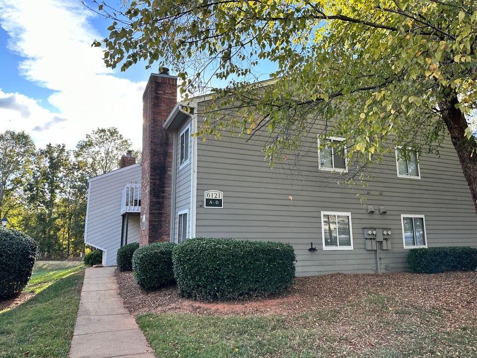 6121 Heathstone Ln in Charlotte, NC - Building Photo