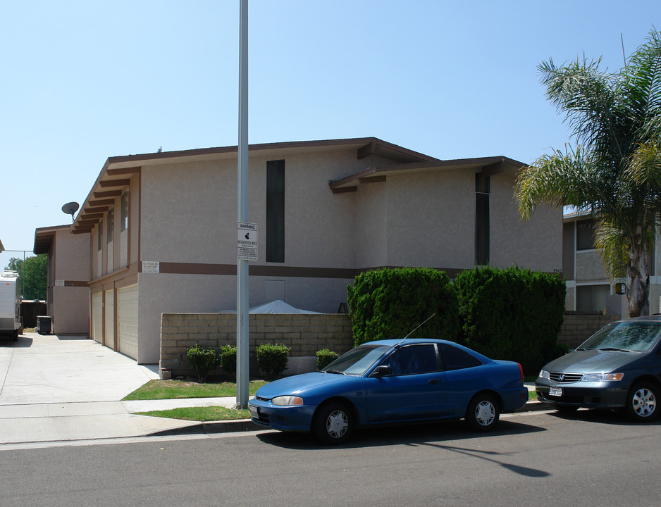 5542-5544 Fernhill Cir in Huntington Beach, CA - Foto de edificio