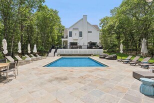 421 Edge Of Woods Rd in Southampton, NY - Building Photo