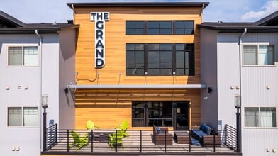 Upscale Living at the Grand off 45th in Fargo, ND - Foto de edificio - Building Photo