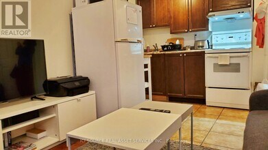 37 Lynnbrook Dr in Toronto, ON - Building Photo - Building Photo