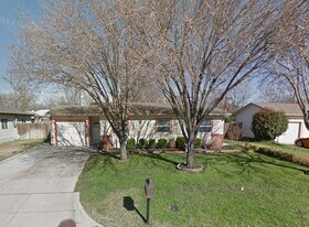 740 Thomas Ave in Hurst, TX - Building Photo