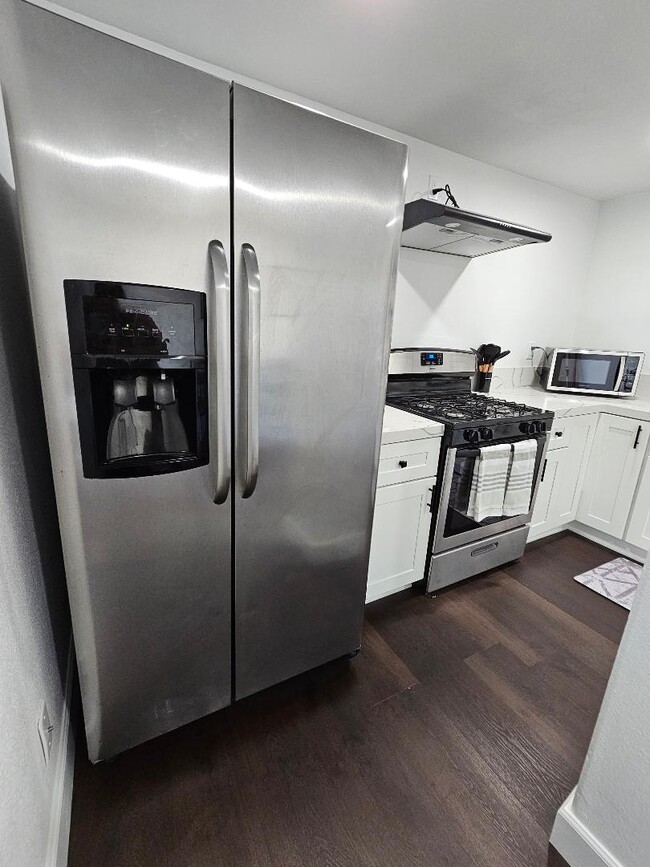 3911 Woolwine Dr, Unit B in Los Angeles, CA - Building Photo - Building Photo