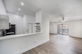18220 Mediterranean Blvd in Hialeah, FL - Building Photo - Building Photo