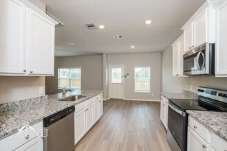 10523 Copper Ridge Dr in Cleveland, TX - Building Photo - Building Photo