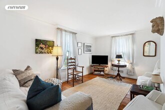 54 Howard St in Sag Harbor, NY - Foto de edificio - Building Photo