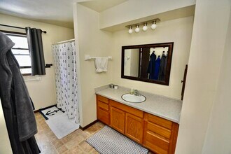 716 St Johns Dr in Delafield, WI - Building Photo - Building Photo