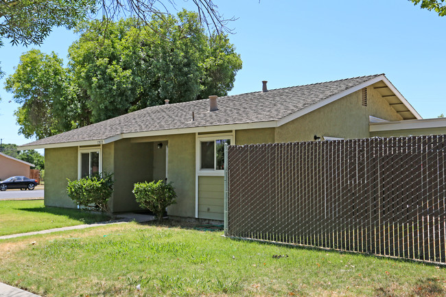 Merced Golden Apartments in Merced, CA - Building Photo - Building Photo