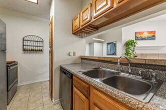 3001 Cedar St, Unit 112 in Austin, TX - Foto de edificio - Building Photo