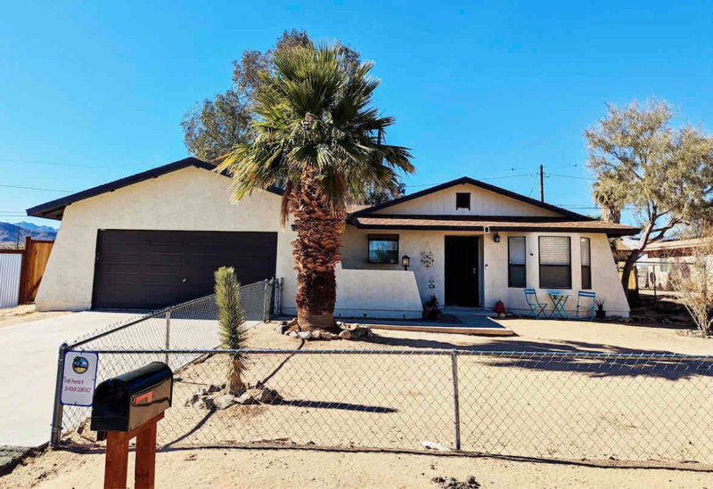 6136 Chia Ave in Twentynine Palms, CA - Building Photo