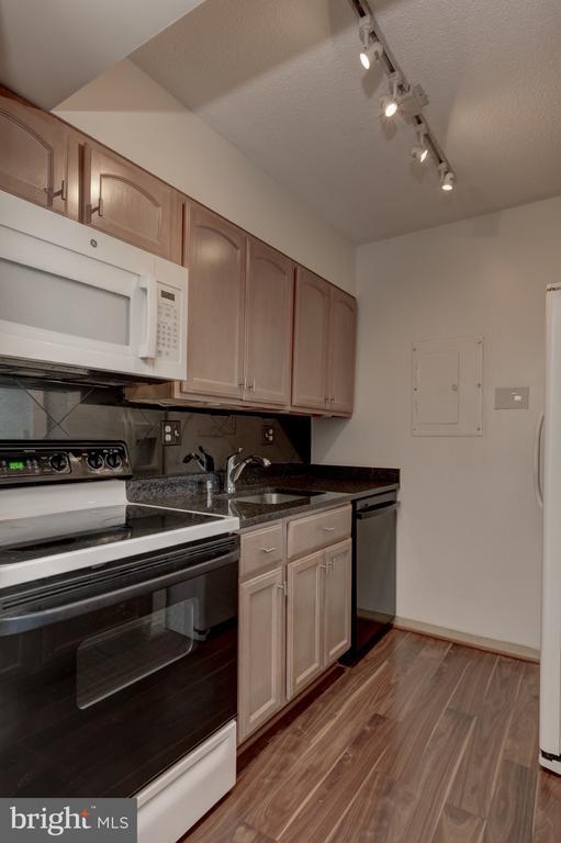 1808 Old Meadow Rd in McLean, VA - Building Photo - Building Photo