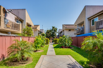 Park Larson Apartments in Garden Grove, CA - Building Photo - Building Photo