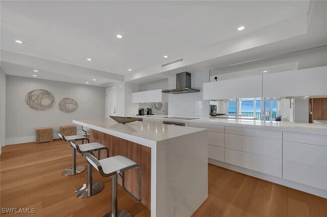 property at 2885 Gulf Shore Blvd N