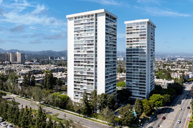 Century Towers in Los Angeles, CA - Foto de edificio - Building Photo