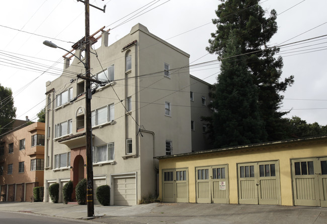 Hillcrest Apartments in Oakland, CA - Building Photo - Building Photo