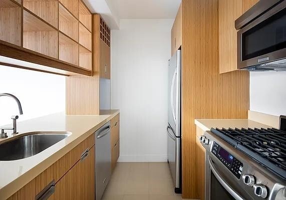 450 W 17th St
