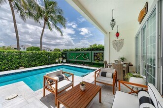 9870 NW 47th Terrace in Doral, FL - Building Photo - Building Photo