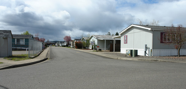 239 River Place Dr in Roseburg, OR - Building Photo - Building Photo