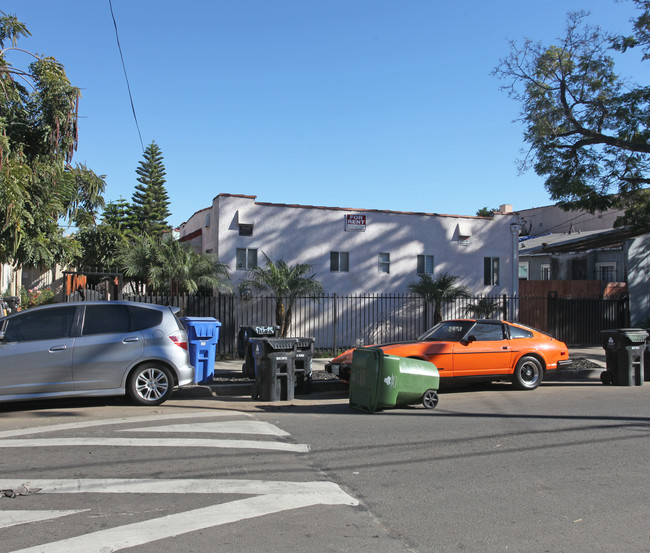 1126 Mariposa Ave in Los Angeles, CA - Building Photo - Building Photo