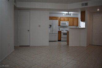 4555 E Sahara Ave in Las Vegas, NV - Building Photo - Building Photo