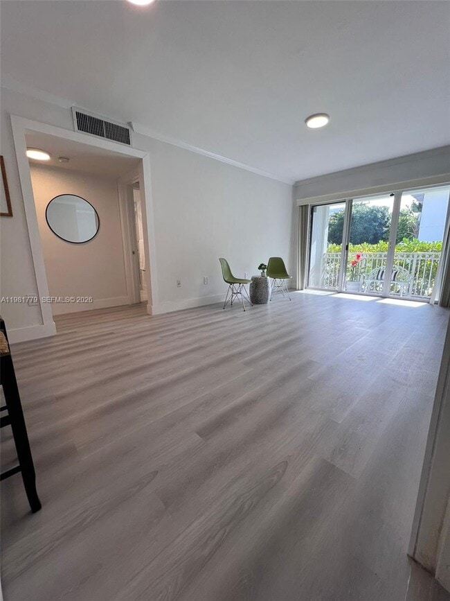 290 Sunrise Dr in Key Biscayne, FL - Foto de edificio - Building Photo