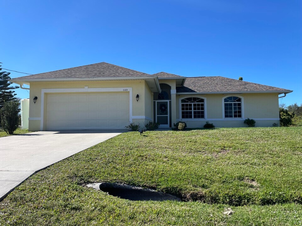 1123 Columbus Ave in Lehigh Acres, FL - Building Photo