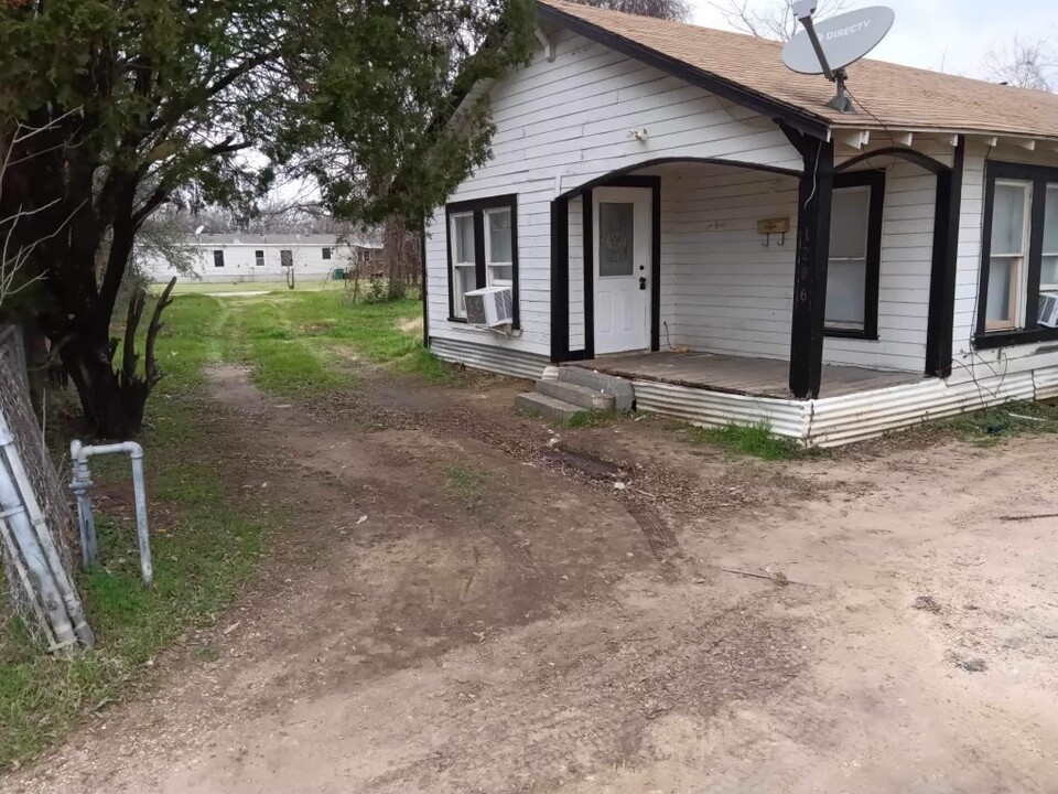 1206 W 7th St in Cameron, TX - Building Photo