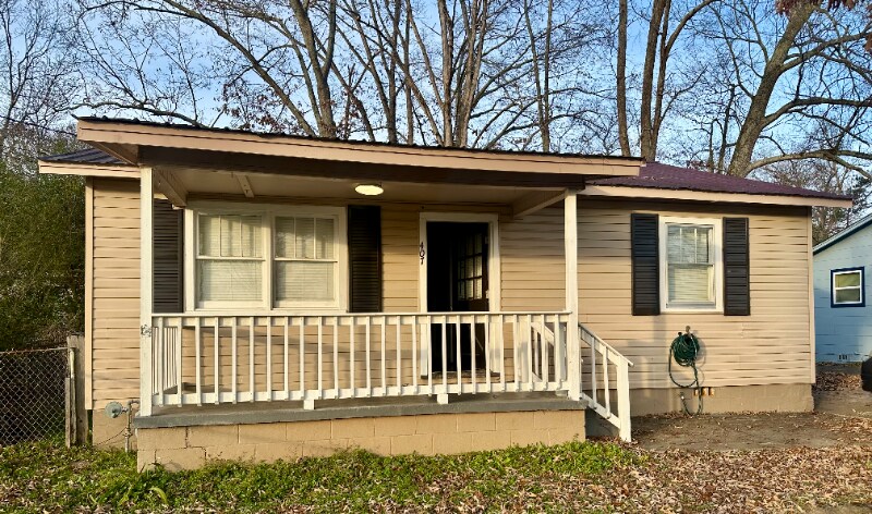 407 Ponroy St in Scottsboro, AL - Building Photo