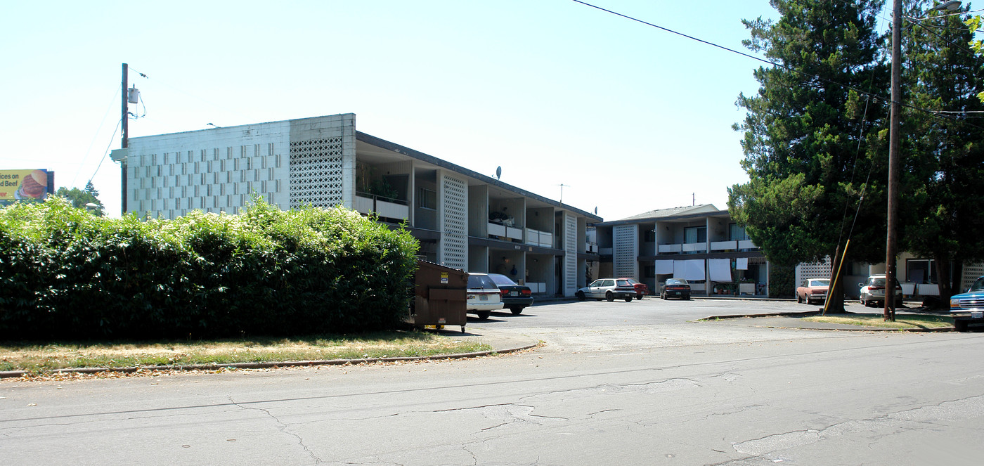 6830 NE Broadway in Portland, OR - Building Photo