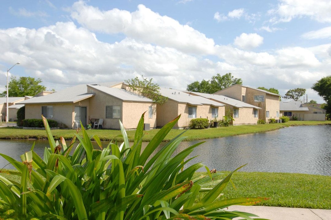 Danube Apartments in Orlando, FL - Building Photo