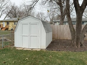 221 E Glenmore Dr in Gretna, NE - Building Photo - Building Photo