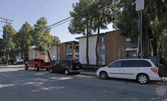 Bay Meadow Apartments in Costa Mesa, CA - Building Photo - Building Photo