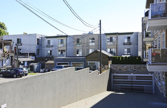 President's Court in White Rock, BC - Building Photo - Building Photo