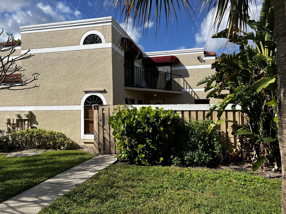 3670 Village Dr in Delray Beach, FL - Building Photo