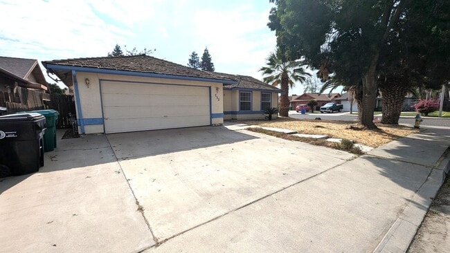 732 N Walch Way in Porterville, CA - Building Photo - Building Photo