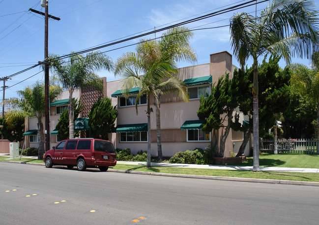 715-721 10th St in Coronado, CA - Foto de edificio - Building Photo