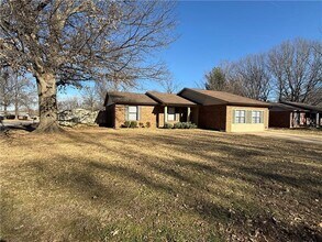350 E Margaret Pl in Fayetteville, AR - Building Photo - Building Photo