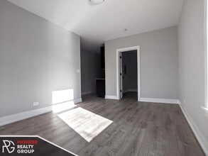 711 W Brompton Ave, Unit #701-05 in Chicago, IL - Foto de edificio - Building Photo