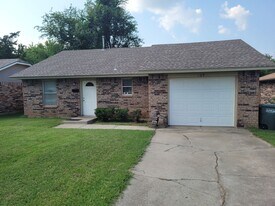 109 W Clegern Ave in Edmond, OK - Building Photo