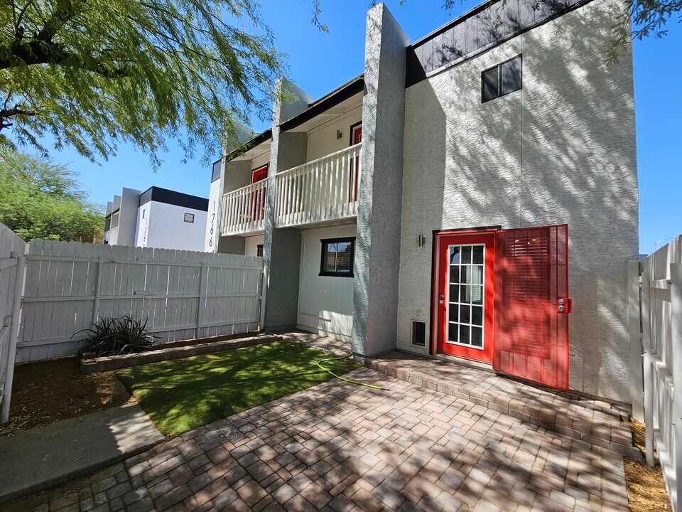 1766 E Pepper Cir, Unit 2 in Mesa, AZ - Building Photo