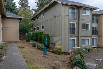 Halsey Summit Apartments in Portland, OR - Foto de edificio - Building Photo