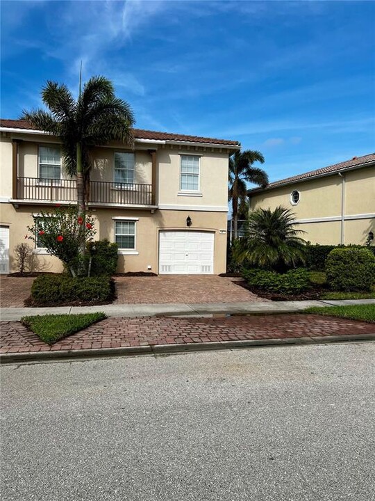 1418 Burgos Dr in Sarasota, FL - Building Photo