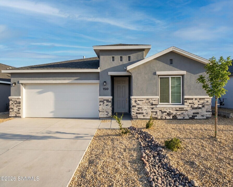 150 Pinos Altos Trl in Santa Teresa, NM - Building Photo