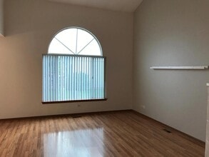8 Crabapple Ct in Lake In The Hills, IL - Building Photo - Building Photo