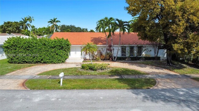 2101 NE 211th Terrace in North Miami Beach, FL - Foto de edificio - Building Photo