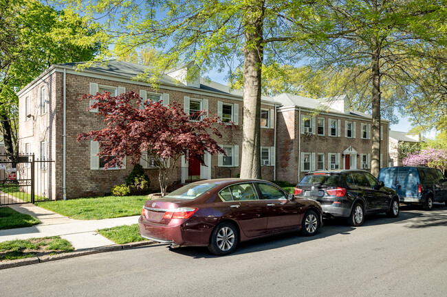 11015 65th Ave in Forest Hills, NY - Building Photo - Building Photo