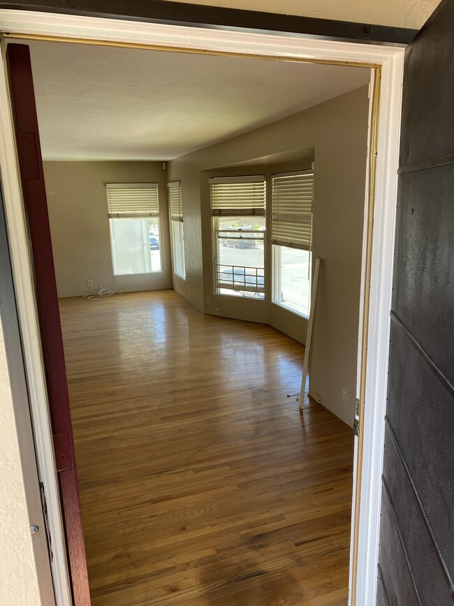 2433 Front St, Unit Upstairs 2 Bed 1 Bath in San Diego, CA - Building Photo - Building Photo