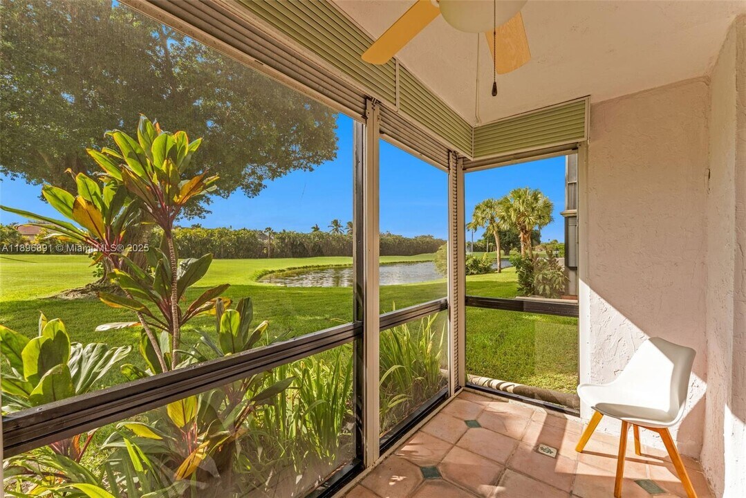 9811 N Hollybrook Lake Dr in Pembroke Pines, FL - Building Photo