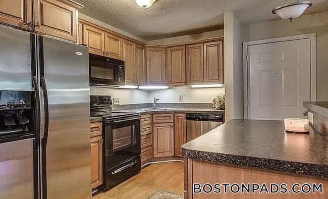 1200 Spring Valley Dr in Andover, MA - Foto de edificio - Building Photo