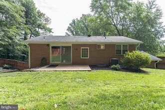 5200 Southampton Dr in Springfield, VA - Building Photo - Building Photo